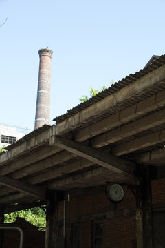 烟囱蓝天旧火车站台 红砖厂