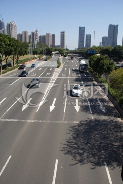 单向六车道公路