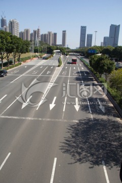 单向六车道公路