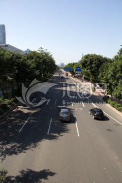 单向六车道公路