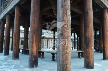 老建筑的实木柱子
