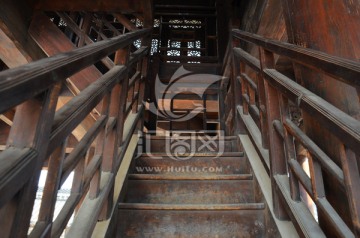 老建筑的木楼梯