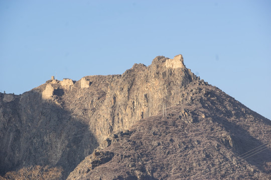 山顶上残破的藏族城堡