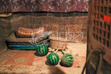 新疆人家中场景 围着火炉吃西瓜