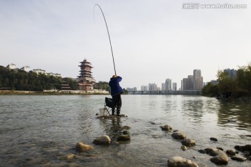 正在钓鱼的老人
