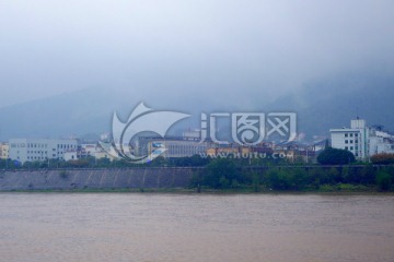 雨雾中的湘江江岸城市建筑