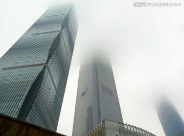 云雾中的高楼大厦