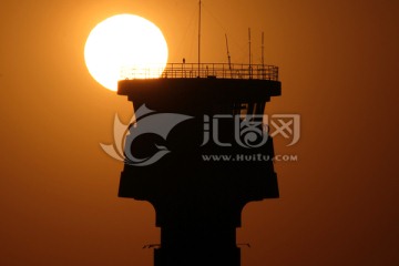 夕阳下的空管指挥塔台