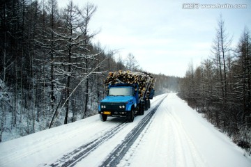 冬季汽车运输木材