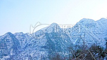 山峰积雪 雪山