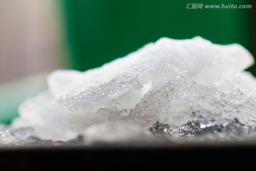 冰冻的积雪