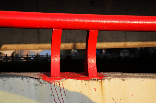 红色铁栏杆