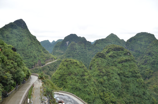 沿山修建的盘山路