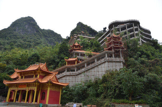 沿山而建的寺庙