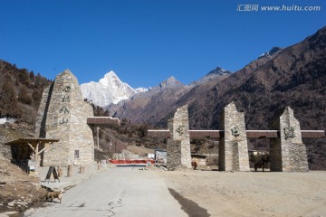 长坪沟景区大门遥望四姑娘山