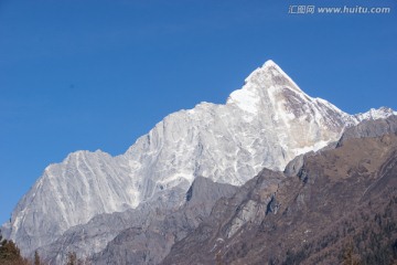 长坪沟遥望四姑娘山幺妹峰