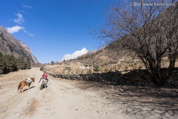 四姑娘山幺妹峰与藏族民居