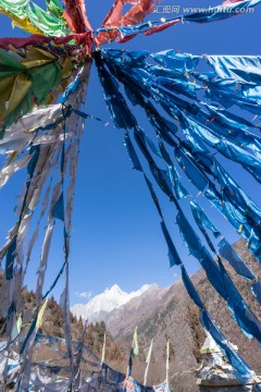 透过经幡仰望四姑娘山幺妹峰