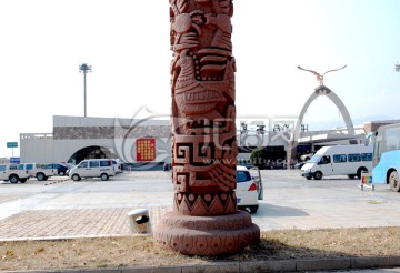 彝族图腾柱子雕刻局部图