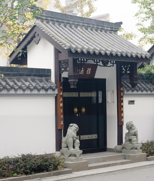 中式园林建筑门口石狮子