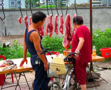 小城镇风情 赶场天的卖肉摊