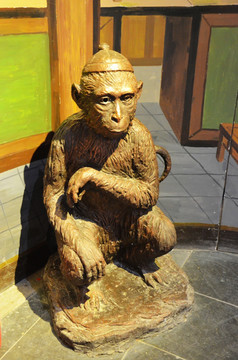 戴瓜皮帽的猴子雕像