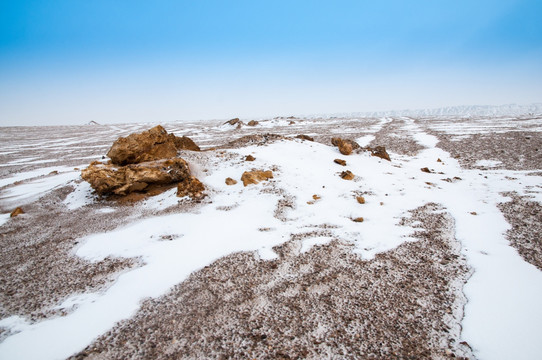 戈壁滩雪景