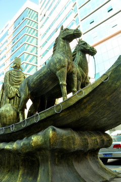 街头铜马雕像