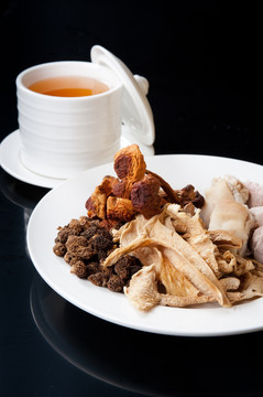 菌皇炖鸡汤