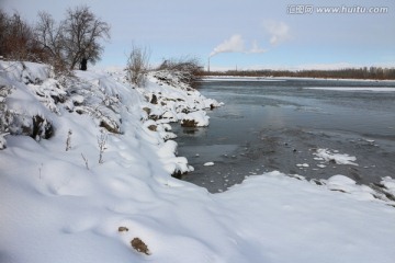 河岸雪景