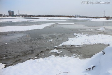 河岸雪景