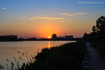 河岸日出