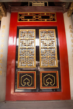 传统花纹鎏金红门