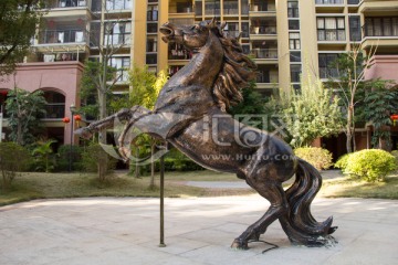 园林雕塑 前蹄腾空的骏马