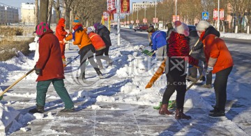 扫雪的人们