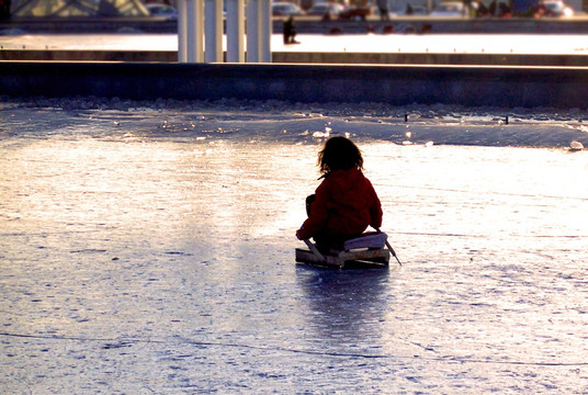 滑冰的儿童逆光摄影