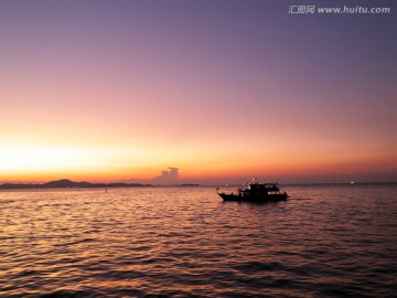 泰国芭提雅滨海游轮晚霞风光