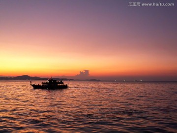 泰国芭提雅滨海游轮晚霞风光