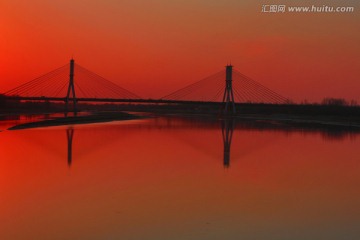 黄河大桥披盛装