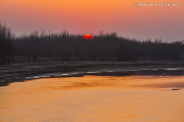落日余晖映黄河
