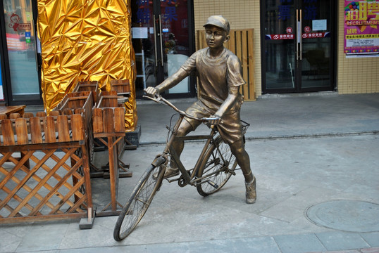 雕塑 骑自行车的人