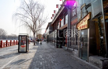 北京街道 小河结冰