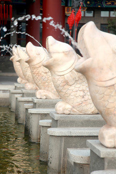 水池  石雕鱼