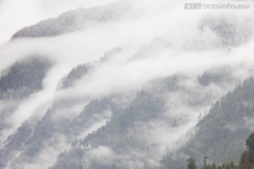 高山 云雾 水墨画