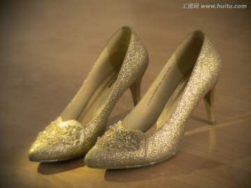 一双金色婚鞋