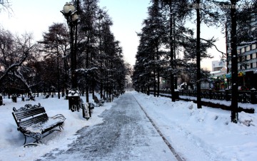 积雪的公园小道
