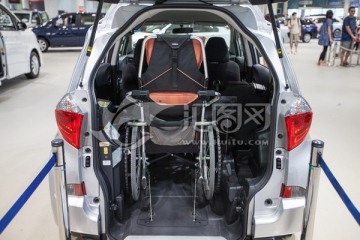 装载轮椅的汽车 汽车后备箱
