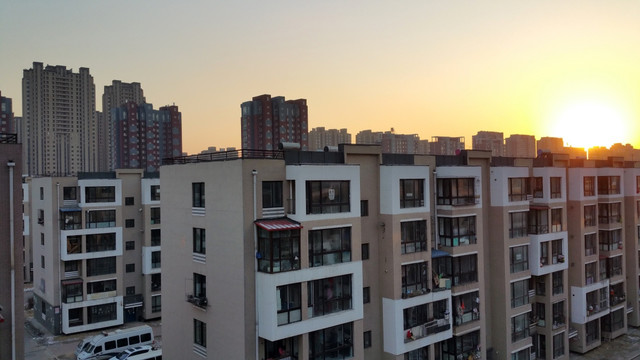 黄昏时的住宅楼
