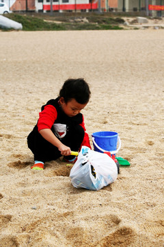 玩沙小孩子