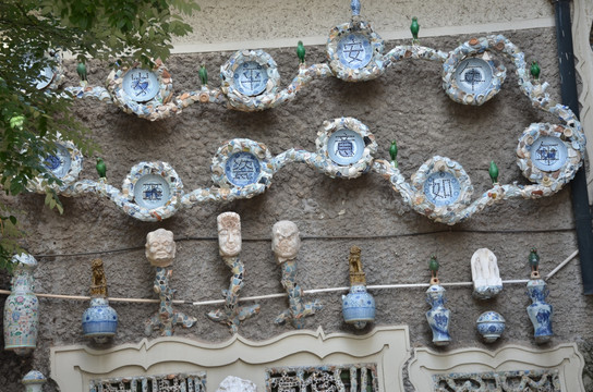 天津疙瘩楼上的瓷瓶和瓷盘